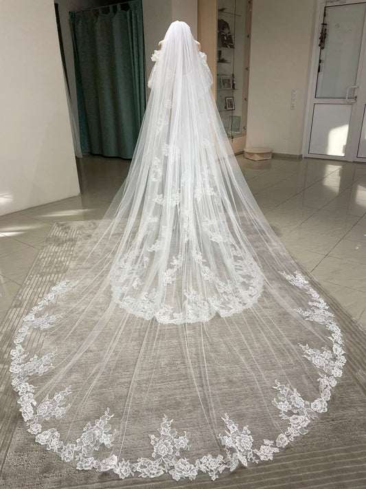 Cathedral lace veil Loise