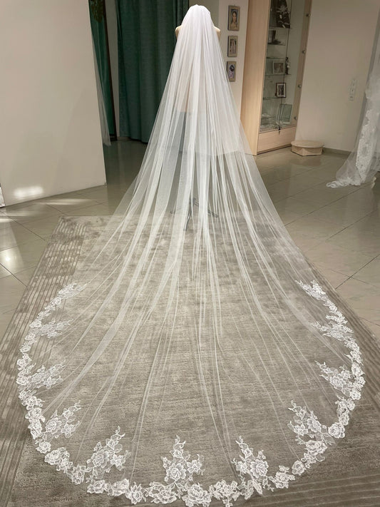 Cathedral lace veil Loise