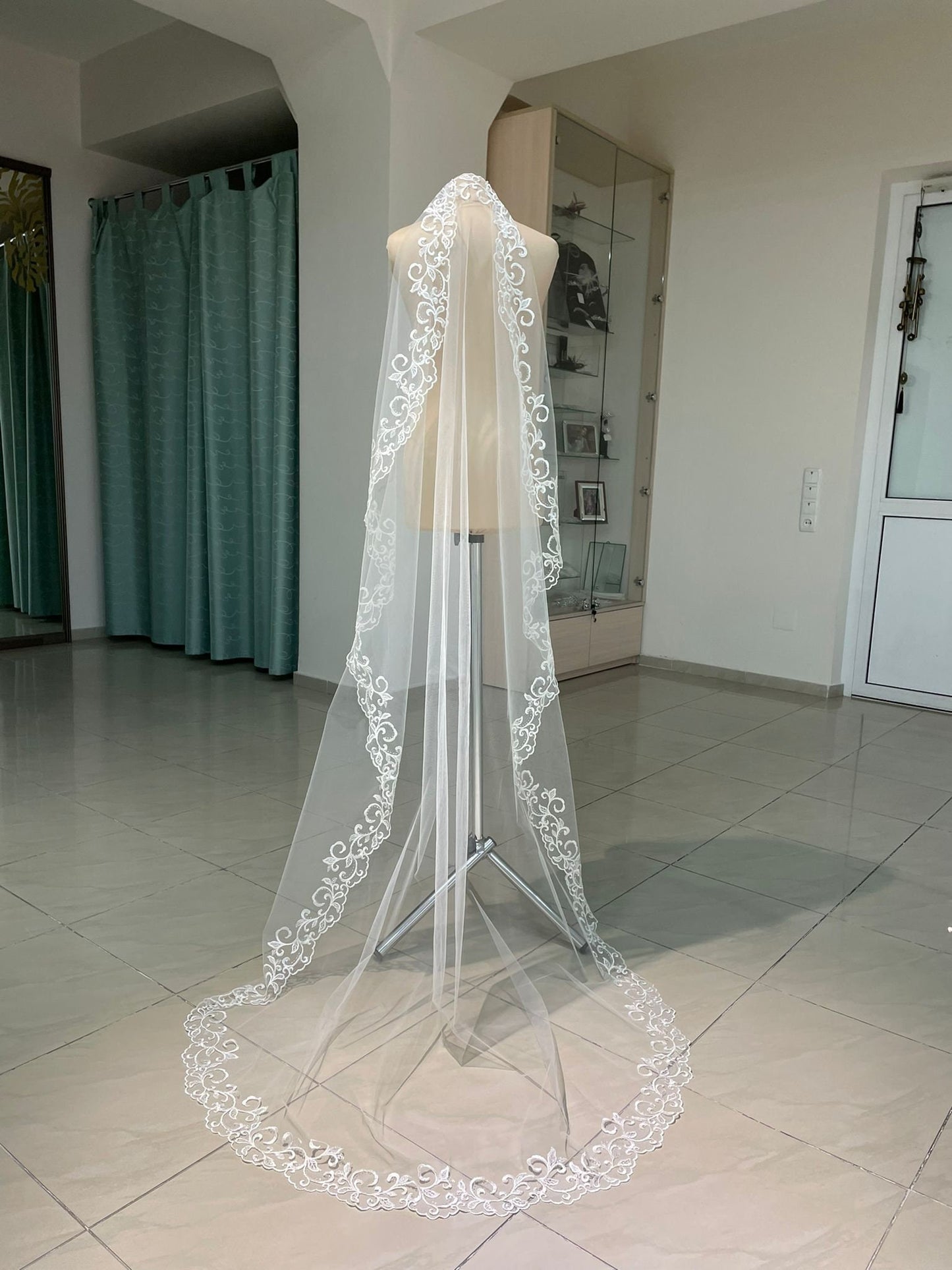 Embroidered lace veil Nicole
