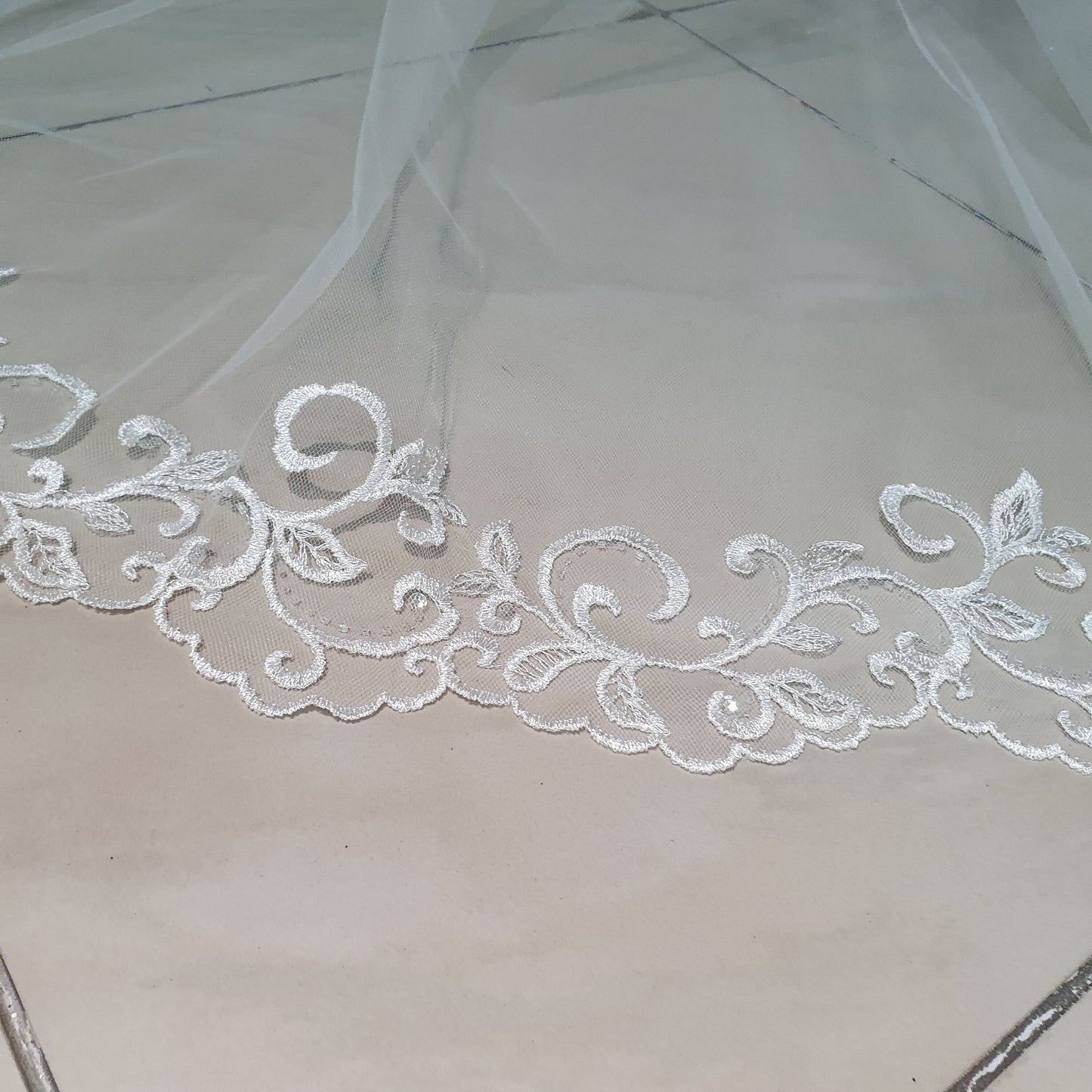 Embroidered lace veil Nicole