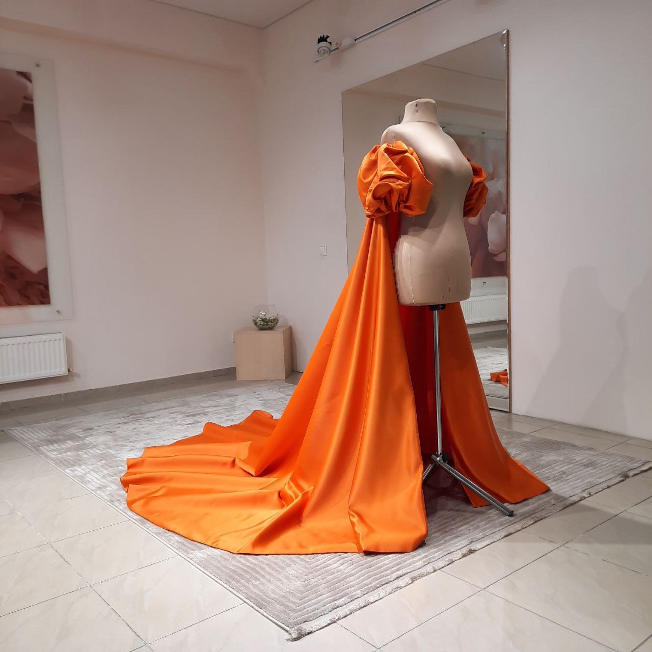 Satin bicep cape Berta