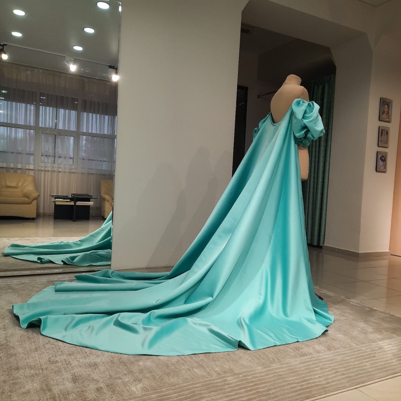 Satin bicep cape Berta